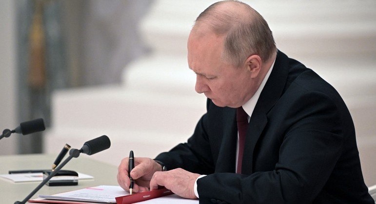 Putin assina documento reconhecendo independência de Donetski e Lugansk
