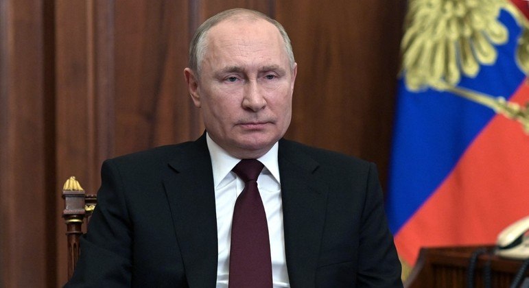 O presidente russo Vladimir Putin disse que vai pôr em alerta a "força de dissuasão" do país