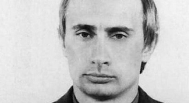 Vladimir Putin em seus tempos na KGB