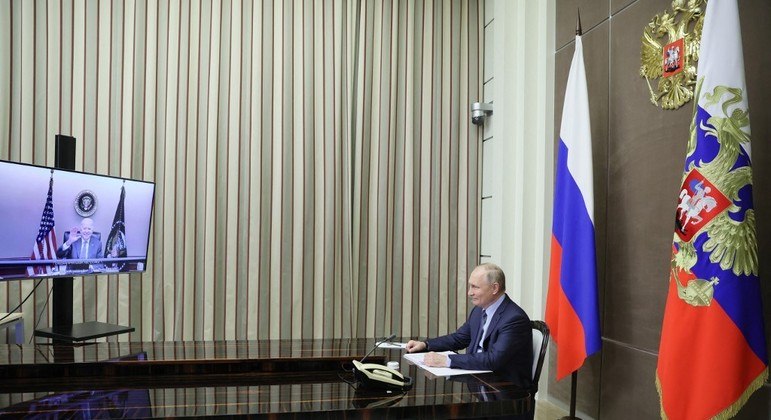 Putin pediu a Biden o fim de sanções diplomáticas para normalizar relações
