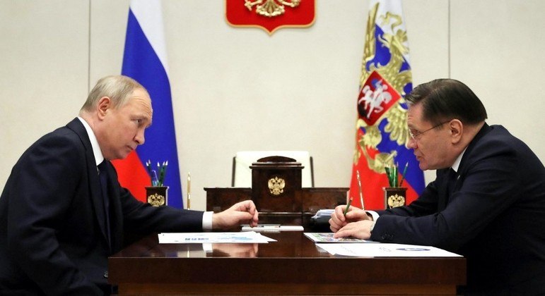 Vladimir Putin em conversa com o diretor da Corporação de Energia Atômica Russa