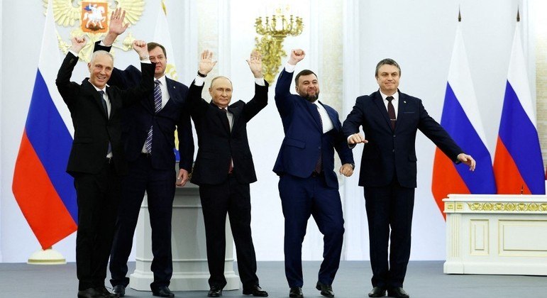 Vladimir Putin (centro) em foto com os chefes das áreas anexadas pela Rússia