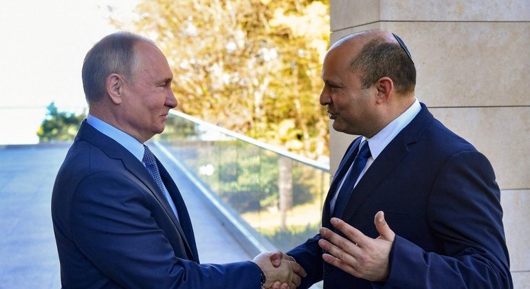 Vladimir Putin (à esq.) e Naftali Bennett (à dir.) durante encontro oficial em 2021