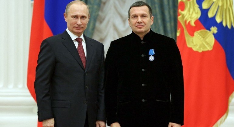Vladimir Putin (à esq.) tem em Vladimir Solovyov (à dir.) um aliado da propaganda russa