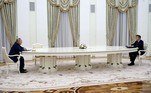 As mesas do presidente da Rússia, Vladimir Putin, chamam atenção e as fotos viralizam na internet a cada novo compromisso oficial. Em reunião com o líder francês Emmanuel Macron, em fevereiro, ainda antes da invasão da Ucrânia, o mundo se perguntou: por que uma mesa tão grande?