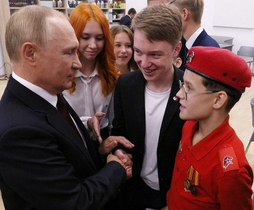 Em uma sessão de perguntas e respostas que durou uma hora, Putin disse que ficou chocado ao descobrir que crianças no leste da Ucrânia não sabiam que o país fazia parte da União Soviética com a Rússia, e que corrigir esse ponto é uma tarefa vital