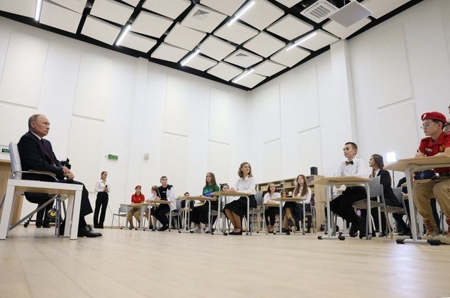 Putin encontrou alunos escolhidos de todo o território russo em uma sala de aula em Kaliningrado para a aula 