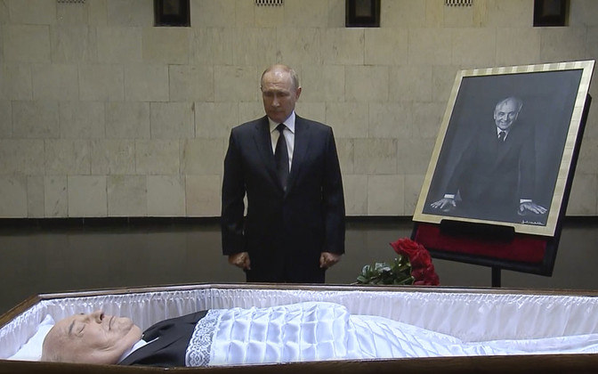 As imagens de Putin ao lado de Gorbachev no Hospital Clínico Central, em Moscou, na Rússia, foram as primeiras a ser divulgadas do ex-líder soviético no caixão. O funeral e o enterro oficial do político acontecerão no próximo sábado (3) e contarão com 