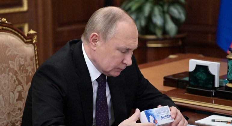 Russos, incluindo Vladimir Putin, sofreram duras sanções econômicas do Ocidente