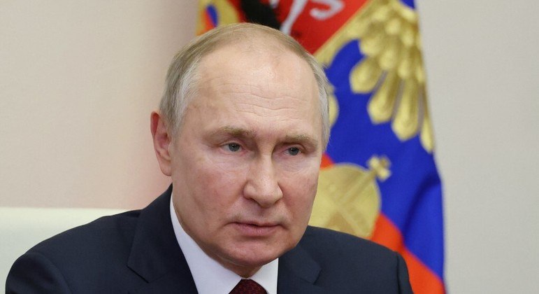 Presidente da Rússia, Vladimir Putin, fotografado no gabinete presidencial