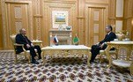 Em entrevista à agência AFP, o cientista político Konstantin Kalatchev explica que as grandes mesas podem ser um sinal de isolamento político. 'É evidente que [Putin] está cada vez mais sozinho. [...] Essa solidão é óbvia: ele não se importa com o que os demais pensam sobre ele'