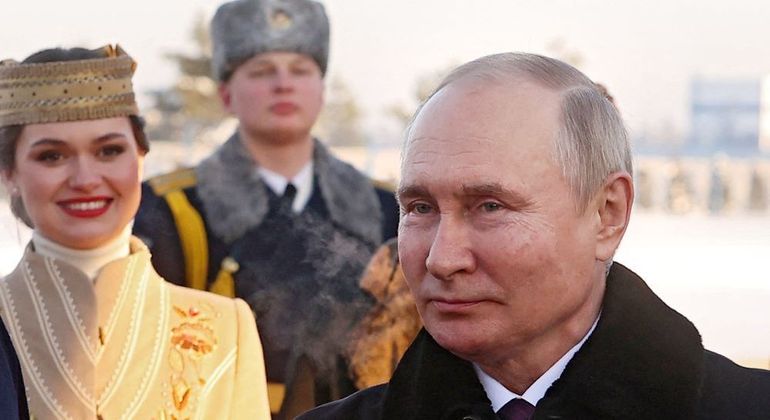 Vladimir Putin no aeroporto de Minsk, em Belarus, nesta segunda-feira (20)