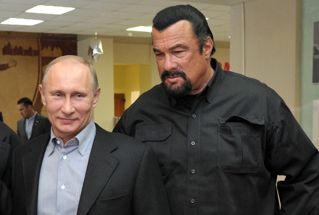 O presidente russo, Vladimir Putin, homenageou, nesta segunda-feira (27), o ator americano Steven Seagal, astro de Hollywood que recentemente se tornou um defensor do líder do Kremlin e da guerra na Ucrânia
