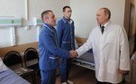 O presidente da Rússia, Vladimir Putin, visitou nesta quarta-feira (25), em um hospital militar de Moscou, soldados russos feridos na guerra na Ucrânia