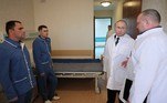 Imagens divulgadas mostraram Putin conversando com um soldado que se levantava de seu leito no hospital Mandrika, na capital da Rússia