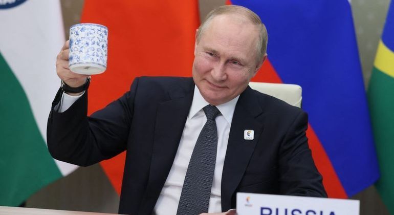Vladimir Putin faz um brinde durante reunião do Brics, na semana passada
