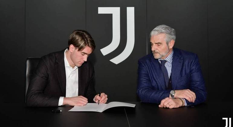 O canhoto Dusan Vlahovic e Maurizio Arrivabene, na assinatura do contrato