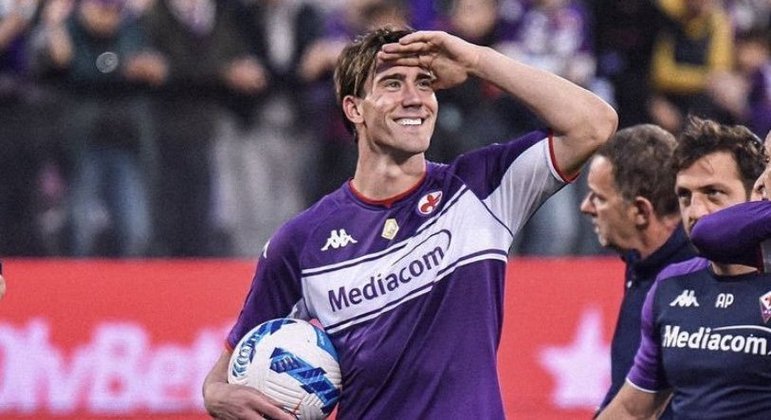 Vlahovic, da Fiorentina, agora oito tentos no certame