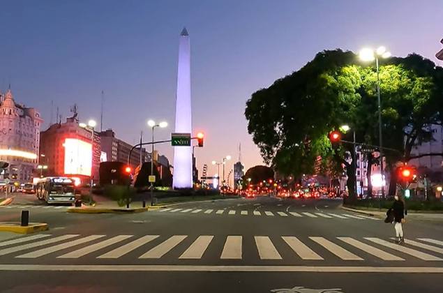 Você conhece a avenida 9 de julho, em Buenos Aires, na Argentina? Pois é, ela é referência na cidade e muito conhecida pois é a maior do mundo, com 14 faixas diferentes.