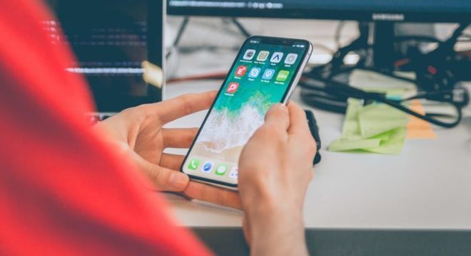 Você pode economizar espaço no iPhone e transferir arquivos mais rapidamente ao compactá-los em ZIP (Imagem: Alvaro Reyes / Unsplash)