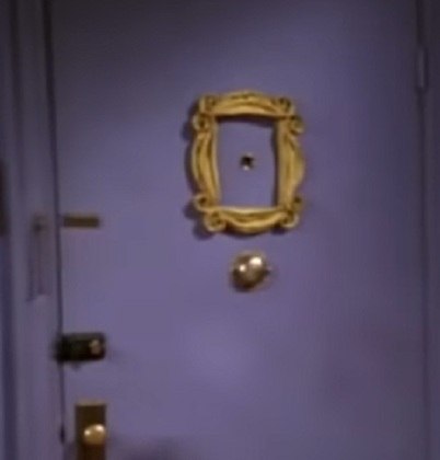 Você sabe aquela moldura amarela que fica na porta do apartamento da Mônica? Então, não era para estar ali! O que aconteceu foi que  era de um espelho que fazia parte do cenário, mas que quebrou acidentalmente. Na época, o cenógrafo prendeu a moldura na porta e, sem querer, virou um dos principais símbolos da série. 