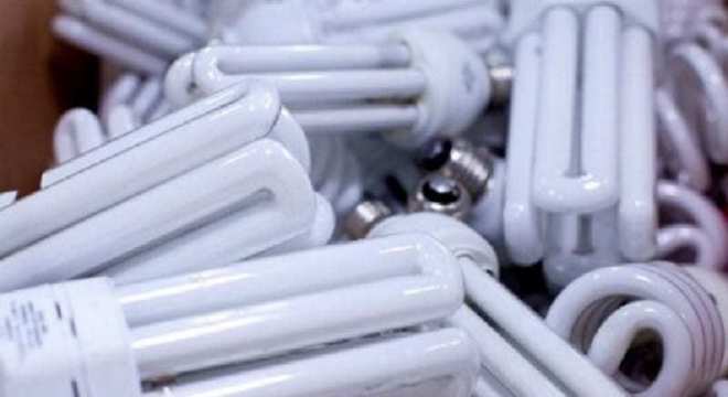 Você sabe como trocar uma lâmpada queimada?