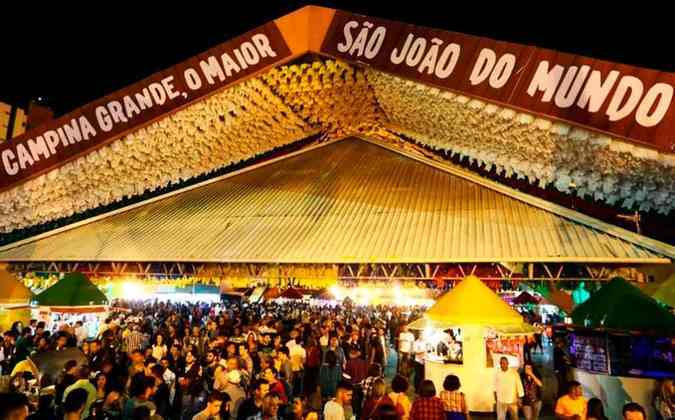 Você sabe qual é a maior festa junina do Brasil? Pois bem, a resposta é a de Campina Grande, na Paraíba. O lugar é tão especial que mais de um milhão de pessoas costumam curtir na região.