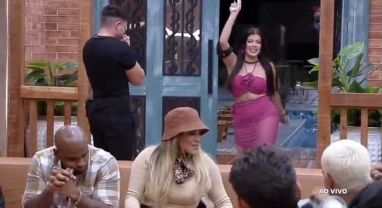 Nada como uma volta triunfal da Roça! Um dos momentos marcantes do mês foi o retorno de Jaque para a sede após eliminar Henrique. A peoa abriu a porta disparando uma frase de efeito: 