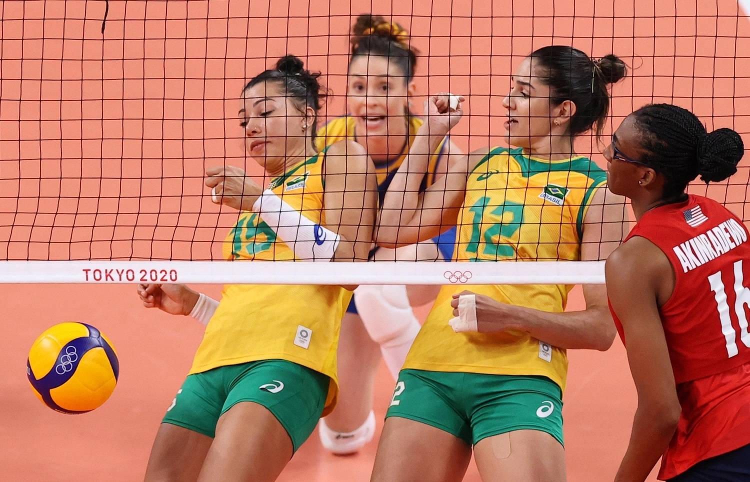 Brasil perde para EUA na final e fica com a prata no vôlei feminino