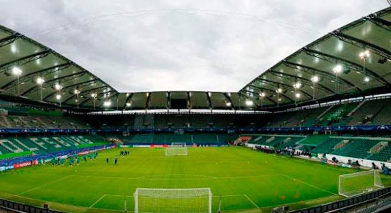 Volkswagen Arena (Wolfsburg) - De acordo com o site 'Stadium Database', o acordo entre a montadora e o clube não é o mais tradicional de naming rights. A empresa financiou o estádio dividindo metade dos custos com a cidade de Wolfsburg