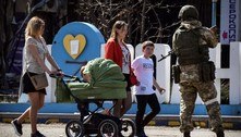 Cidade ucraniana tomada pela Rússia tem soldados em escola