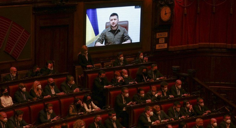 Volodimir Zelenski discursou diante do parlamento italiano nesta terça-feira (22)