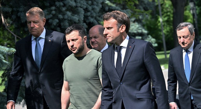 Macron (centro dir.) visitou Zelenski (centro esq.) nesta quinta-feira (16)
