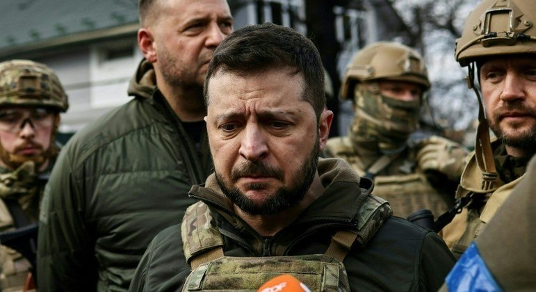 Volodmir Zelenski visitou a cidade de Bucha, com forte escolta do Ex&eacute;rcito ucraniano
