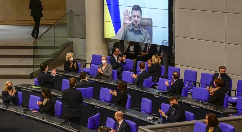 Selenskyj fordert in seiner Rede vor dem Deutschen Bundestag den Abriss der neuen „Mauer“, die Russland errichtet hat – Nachrichten