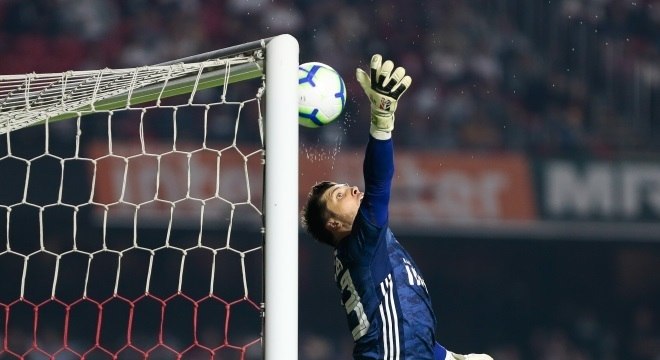 De novo? Gol de cobertura rende memes após empate no Choque-Rei