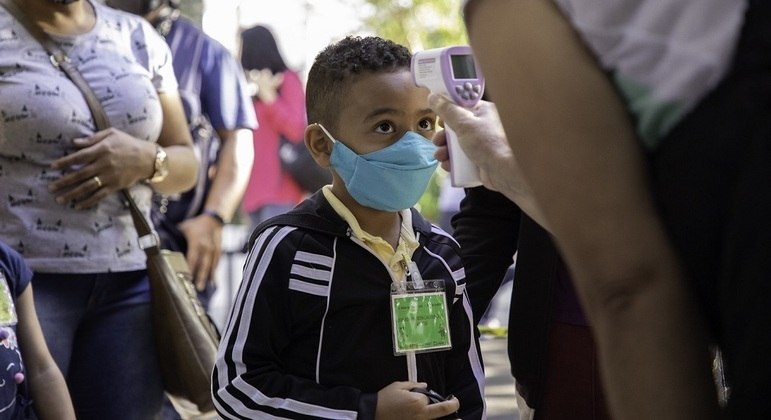 Criança não deve ir à escola se tiver febre, orienta infectologista