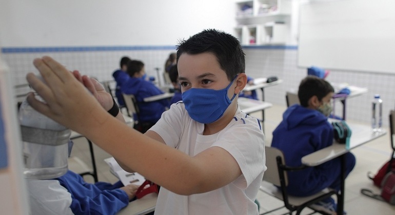 Um terço dos alunos não fez atividades escolares na pandemia, diz prefeito de SP