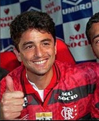 Volta de Bebeto (1996) – No segundo semestre de 1996, o Flamengo fez uma investida ousada no mercado e conseguiu a repatriação de Bebeto, craque do La Coruña e ainda em alta na seleção brasileira. O camisa 7 reeditou a dupla histórica com Romário, mas fez apenas 21 jogos e foi para o Sevilla em 1997