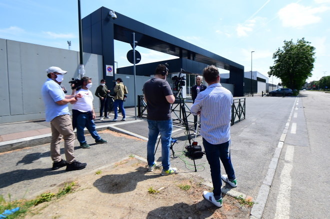 Os times da Série A da Itália foram autorizados a voltar às atividades nesta terça-feira (5), após parada devido ao novo coronavírus. No treino da Juventus, a imprensa com máscaras espera do lado de fora do CT em Turim