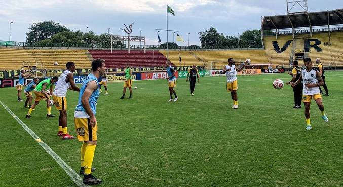 Volta Redonda em aquecimento no Raulino de Oliveira, palco do jogo desta quarta