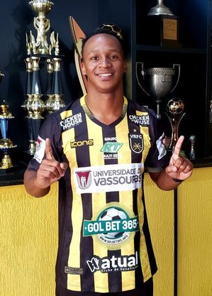 Ex-Palmeiras, Volante Tinga é o capitão do Voltaço