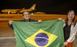 O primeiro avião da FAB trazendo 211 brasileiros de Israel aterrisou às 4h da manhã, na Base Aérea de Brasília. A operação de resgate, denominada Voltando em Paz, começou no domingo (8) com a saída da aeronave do Brasil com destino à Itália e, de lá, para Tel Aviv (capital israelense), de onde os brasileiros embarcaram. 