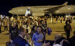 O primeiro avião da FAB trazendo 211 brasileiros de Israel aterrisou às 4h da manhã, na Base Aérea de Brasília. A operação de resgate, denominada Voltando em Paz, começou no domingo (8) com a saída da aeronave do Brasil com destino à Itália e, de lá, para Tel Aviv (capital israelense), de onde os brasileiros embarcaram. 