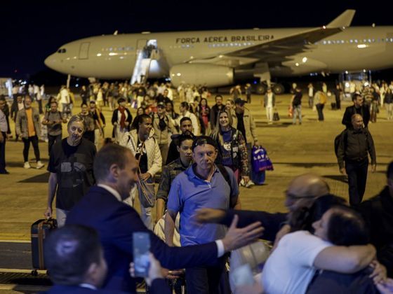 O primeiro avião da FAB trazendo 211 brasileiros de Israel aterrisou às 4h da manhã, na Base Aérea de Brasília. A operação de resgate, denominada Voltando em Paz, começou no domingo (8) com a saída da aeronave do Brasil com destino à Itália e, de lá, para Tel Aviv (capital israelense), de onde os brasileiros embarcaram. 