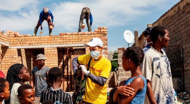 Voluntário distribui sabão em Joanesburgo, na África do Sul