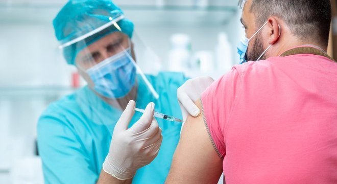 Profissionais de saúde e idosos devem ser os primeiros a receberem as vacinas, quando e se elas forem aprovadas