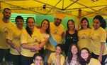 Voluntários nos eventos de adoção realizados semanalmente na zona norte de São Paulo