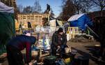 Voluntários preparam comida para os combatentes das forças de defesa ucranianas