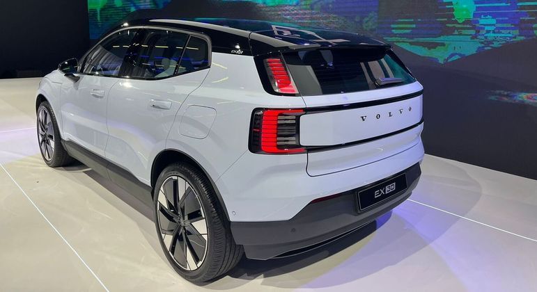 Traseira com evoluções no conjunto óptico em relação aos modelos anteriores da marca